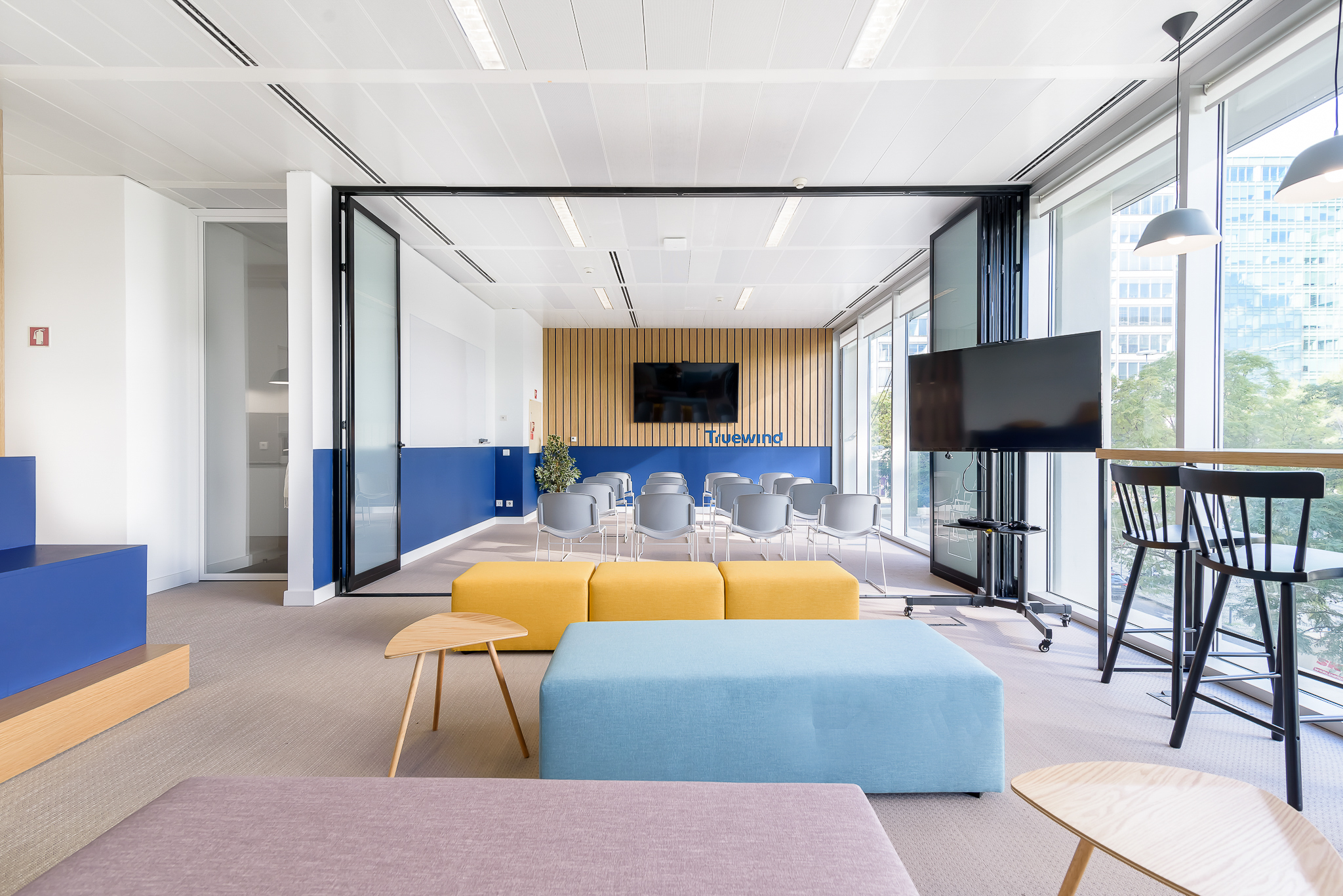 色彩缤纷的休息室，给予一种心旷神怡的感觉！-建e网设计案例