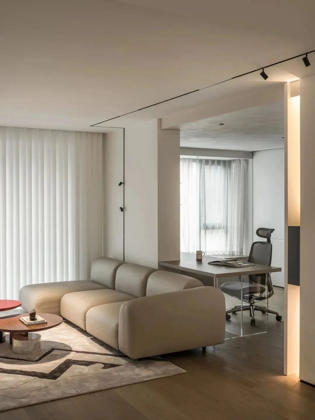 140㎡三室改一室，极简下的“奢侈感”，“氧气”空间享受慢生活 | 赫设计
