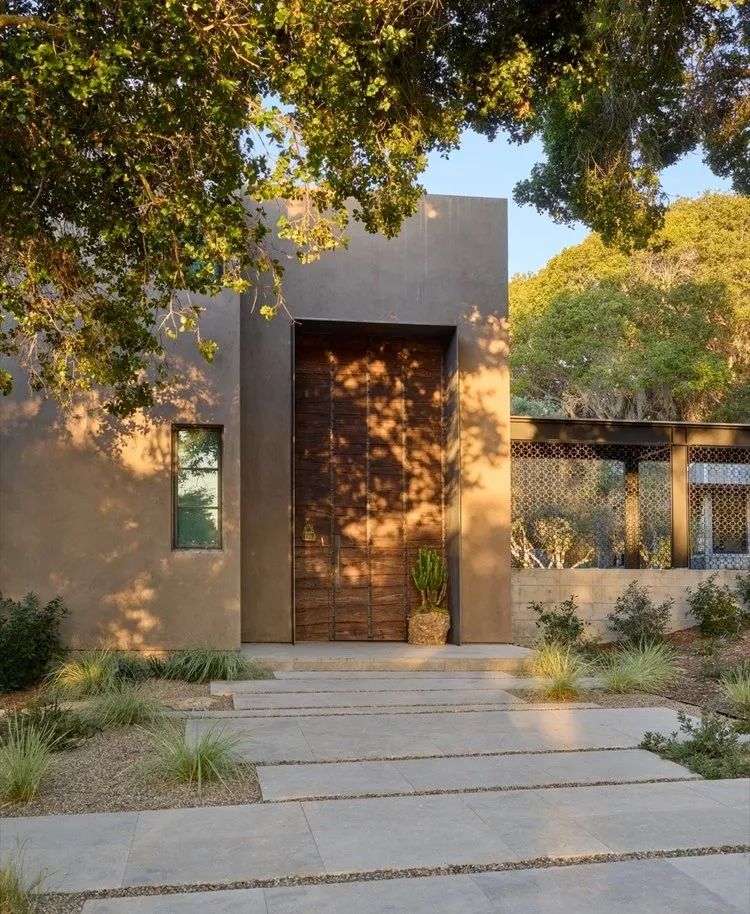 坡地住宅的新环境主义庭院 / Arterra Landscape Architects