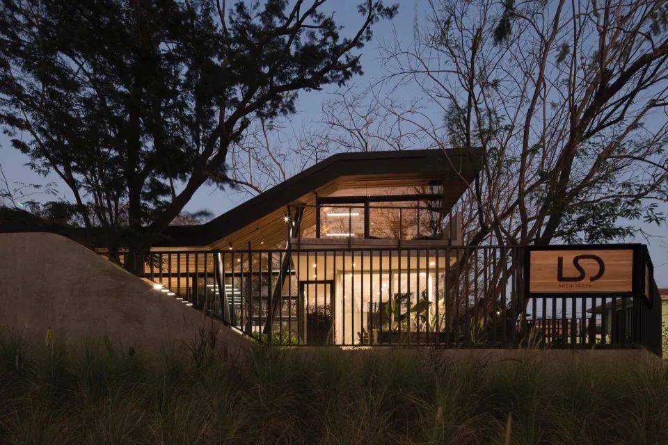 可持续建筑的典范 - LSD总部 / LSD Architects